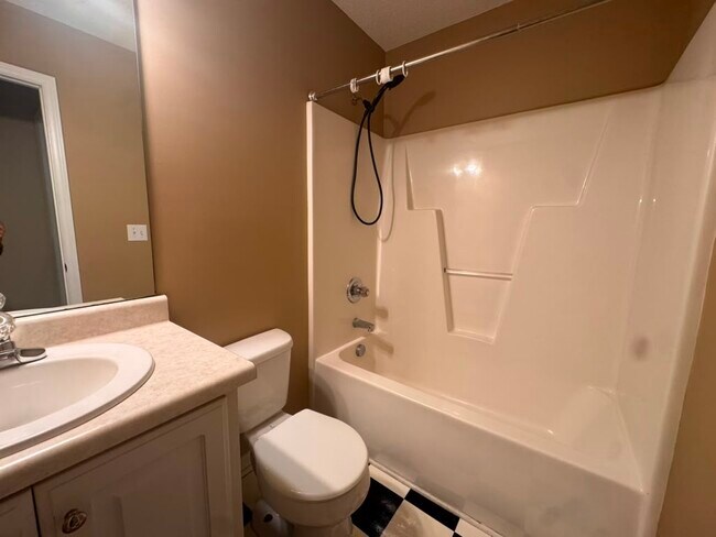 Building Photo - 547 Lockwood Dr