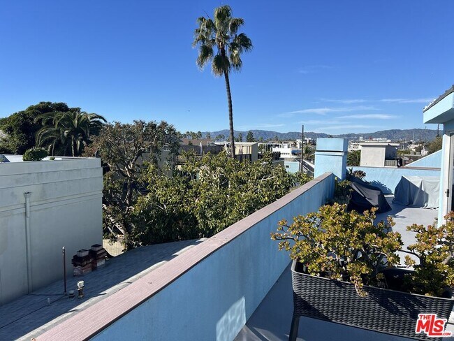 Building Photo - 32 28th Pl