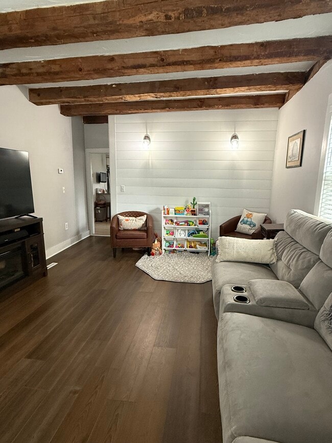 Building Photo - 72 Main St