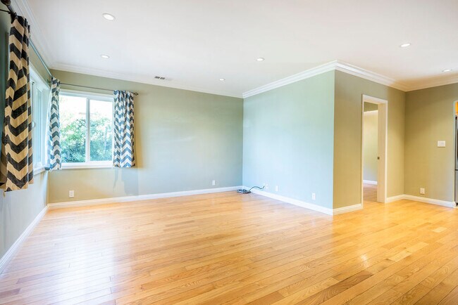 Building Photo - 10744 Charnock Rd