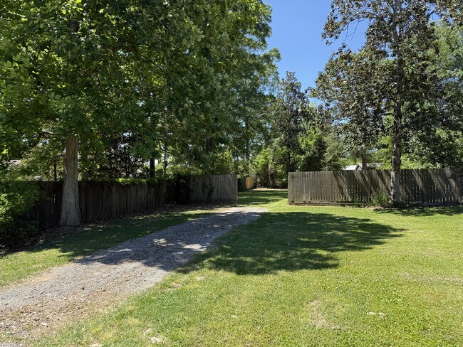 Building Photo - 165 Dogwood Ln