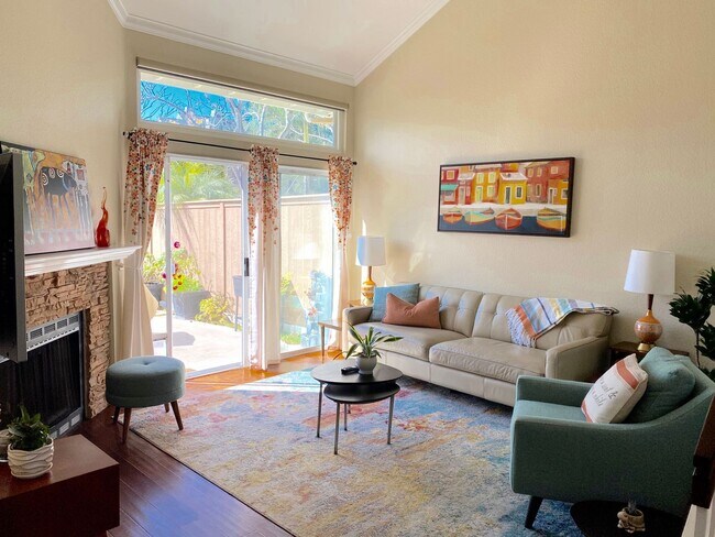 Building Photo - Beautiful End Unit Townhome in Fantastic A...