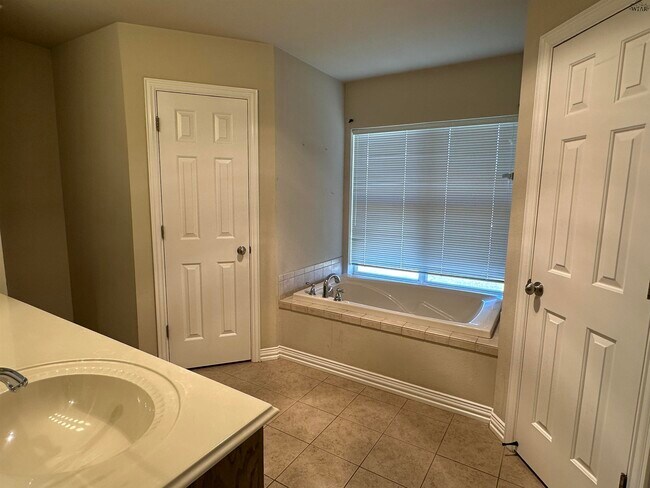 Building Photo - 5214 Sunnybrook Ln