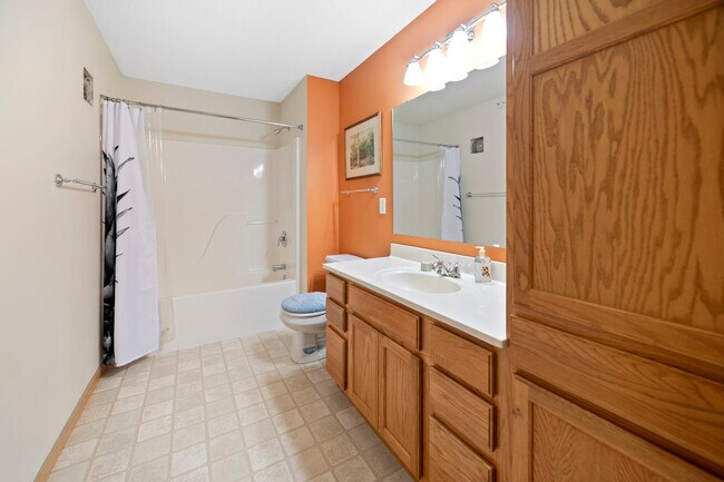 Building Photo - 870 W Cherry St