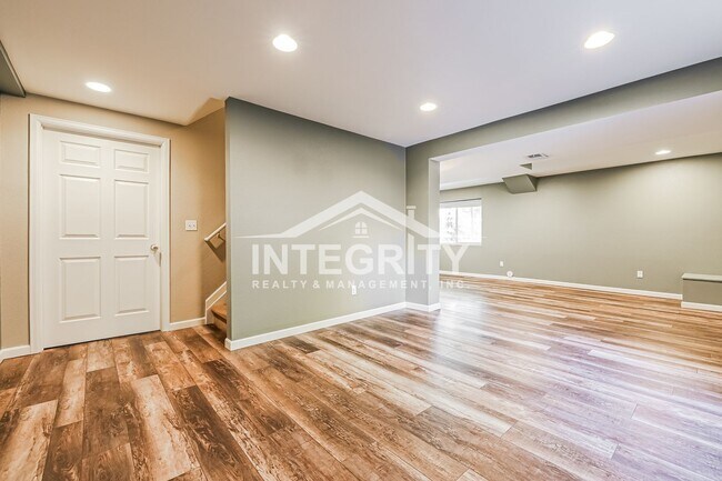 Building Photo - A must-see 5 Bed / 4 Bath home in Parker with stunning mountain views!