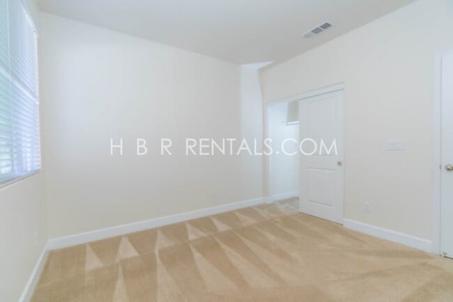 Building Photo - Spacious Elegance: 4-Bedroom with 3.5 Baths in Manteca