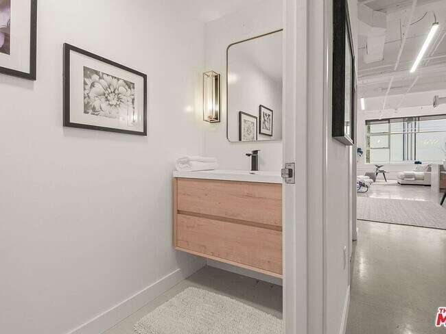 Building Photo - 1130 Flower St