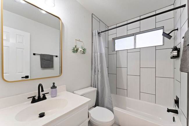 Building Photo - 313 Sweet Leaf Ln