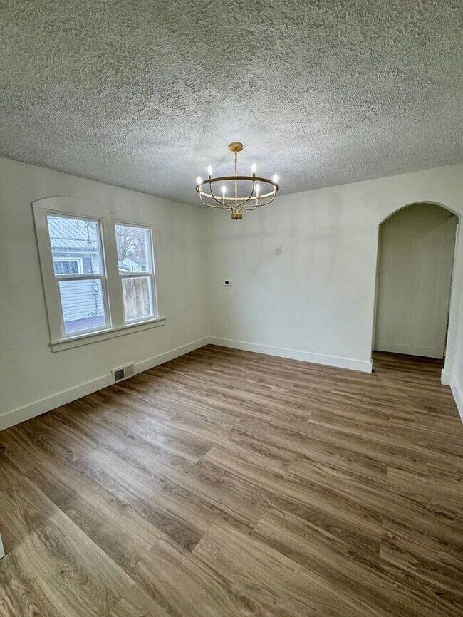 Building Photo - Updated 2 bedroom Niles Home