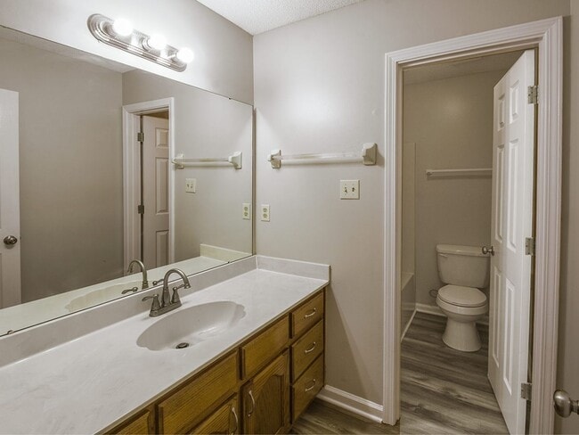 Building Photo - Adorable 3 bed, 2 bath home with stainless steel appliance package.