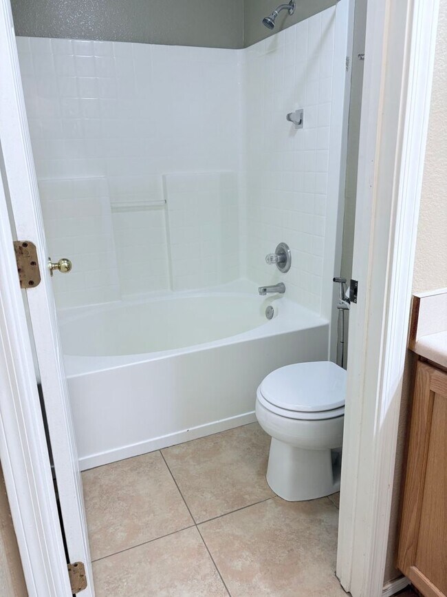 Building Photo - 3 bed/2 bath w/ large backyard in Rita Ran...