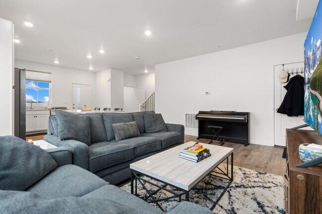 Building Photo - 5446 Second Ave