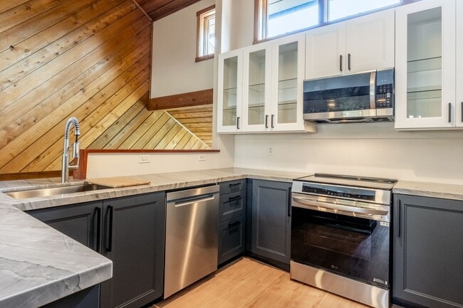 Building Photo - Spacious Snowcreek III Condo – Winter Rental