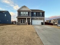 Building Photo - Beautiful 4 bedroom 2.5 bath home located in the Cliffs subdivision!