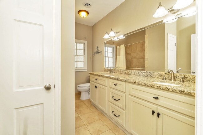 Building Photo - ** 3 bed 2 bath located in McGehee Estate ...
