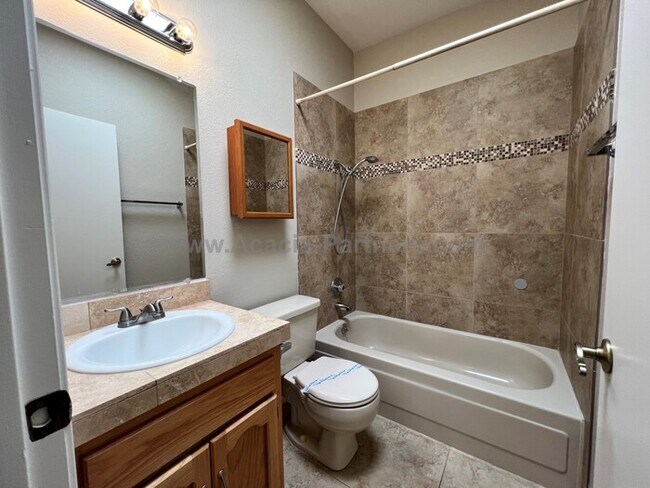 Building Photo - 2 Bdrm/2Bth Townhome