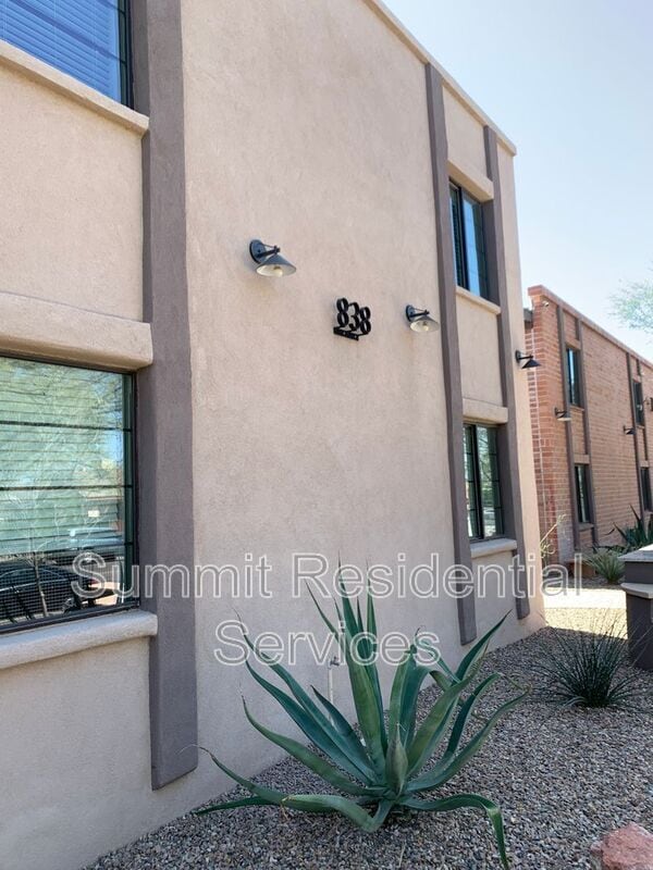 Building Photo - 838 E 9th St