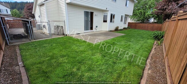 Building Photo - Spacious & Beautiful 4 bd 2.5 ba, 2 Story Battle Ground Home w/ A/C, Fireplace & so much More!