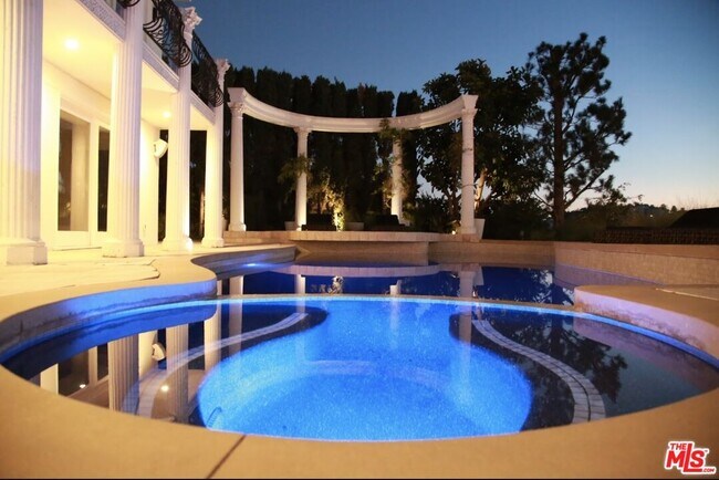 Building Photo - 8020 Zeus Dr