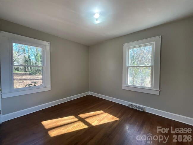 Building Photo - 611 Hoover Dr