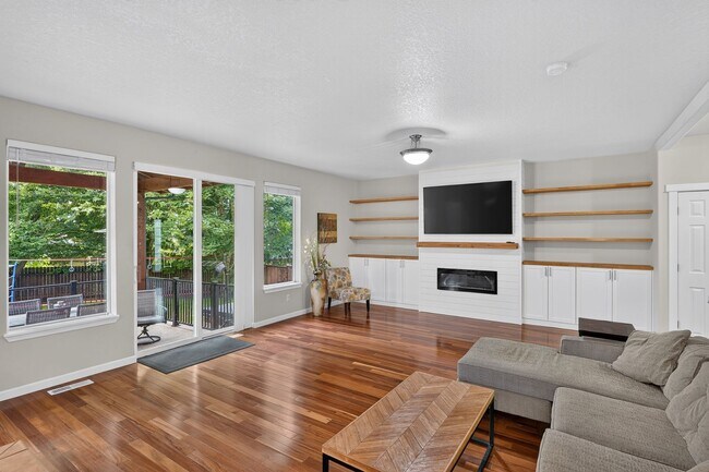 Building Photo - 3 Bedroom/2.5 Bath + Bonus Room & Outdoor living