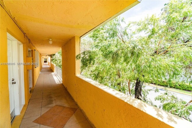 Building Photo - 9363 Fontainebleau Blvd