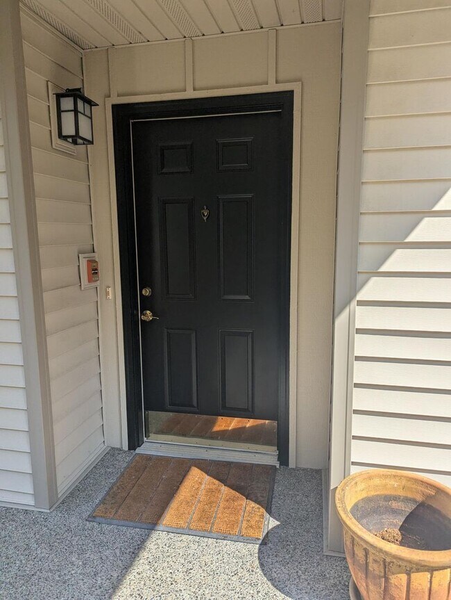 Building Photo - Modern 2-Bed, 2-Bath Condo in Klahanie – E...