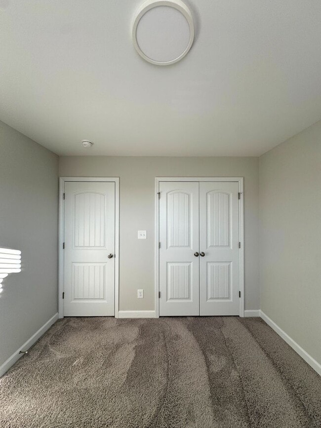 Building Photo - Stunning 4 Bed Home with Fenced Backyard