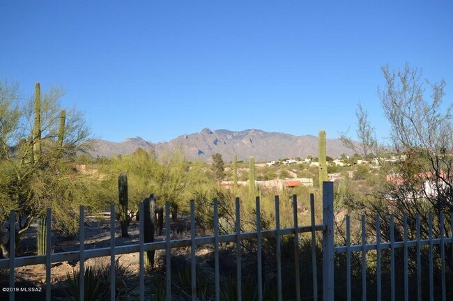 Building Photo - 5050 N Hillcrest Dr