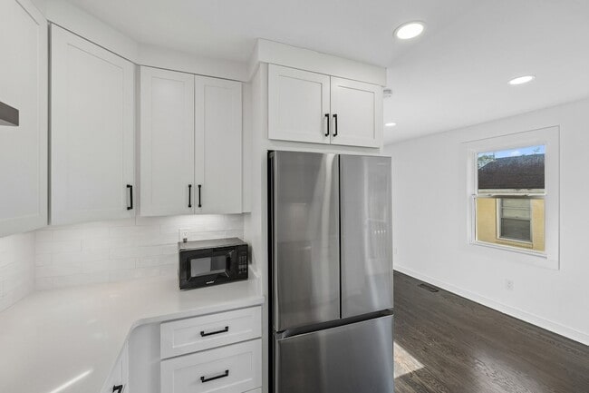 Building Photo - 902 Broadmoor Dr