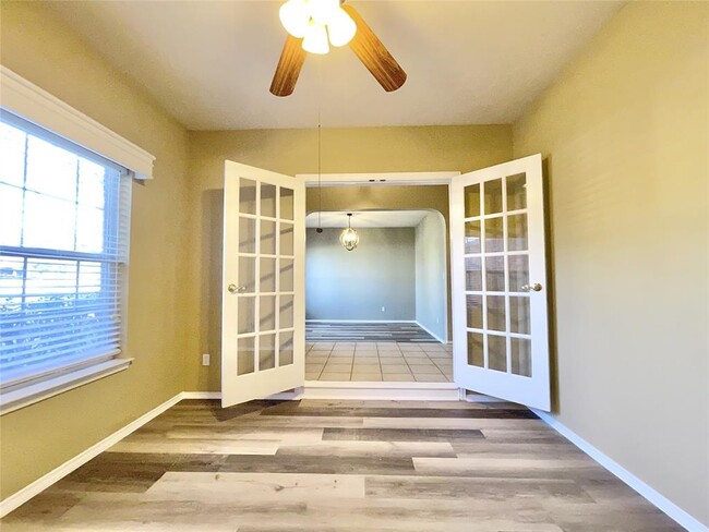 Building Photo - 2219 Speidel Dr