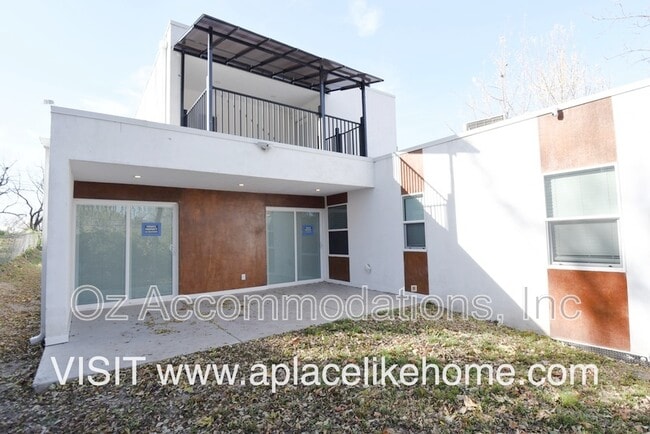 Building Photo - 4011 S Minnie St