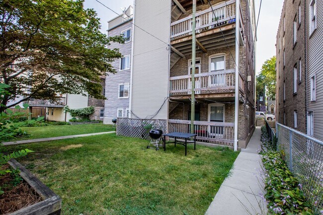 Building Photo - Beautiful 4bed/2bath GARDEN unit in Bucktown! Central Air! In-Unit Laundry!