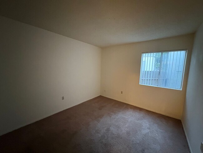 Building Photo - Villa Martinique Town Home!