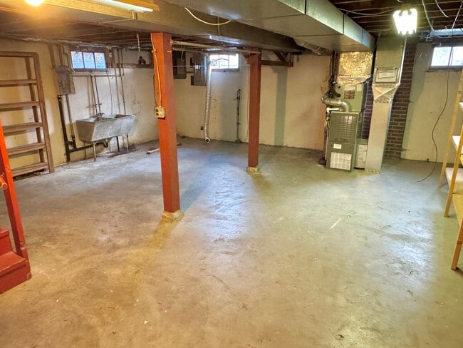 Building Photo - Rose City Park Neighborhood Quintessential Ranch Home on Corner Lot with Huge Basement, Fenced Ya...