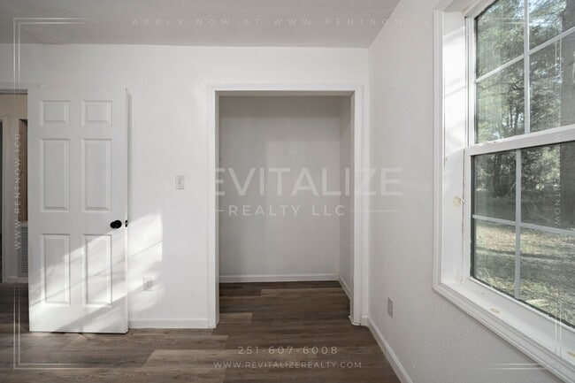 Building Photo - Fully Renovated 3/2 in West Mobile!