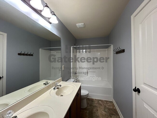 Building Photo - 124 Village Pl