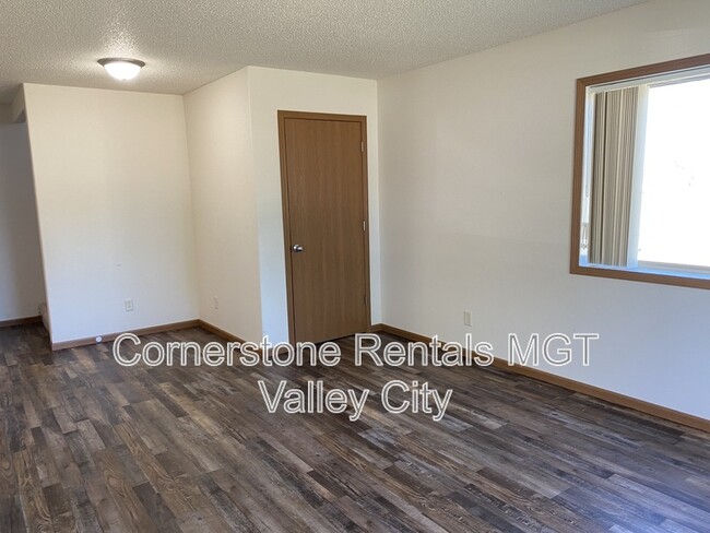 Building Photo - 508 10th Ave SE