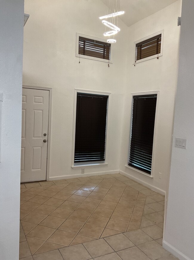 Building Photo - 15642 Scenic Haven Dr