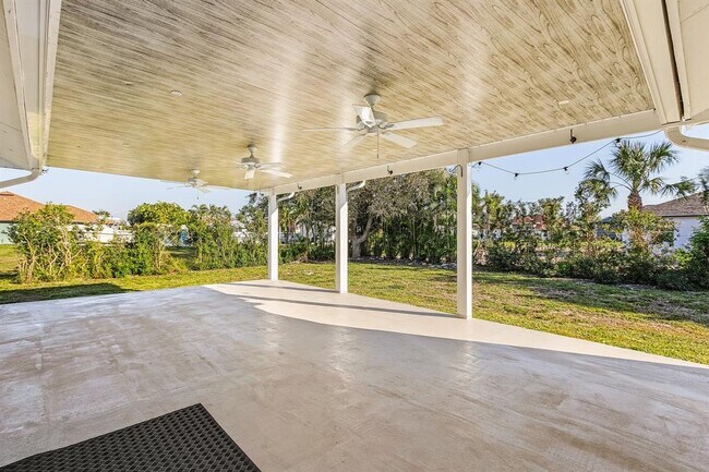 Building Photo - 2320 SW 21st St