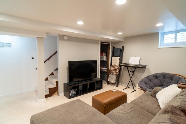 Building Photo - 2917 Hampshire Ave S