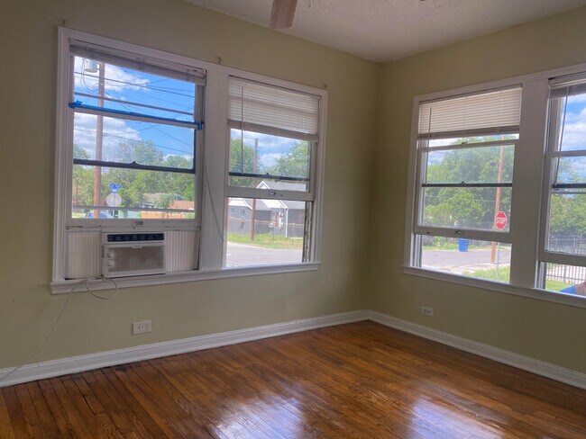 Building Photo - 2202 Lee Hall St