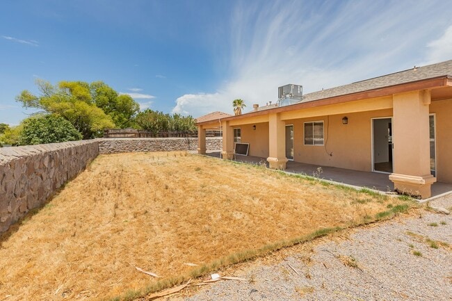 Building Photo - 3 Bedroom 2 Bath Home