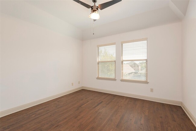 Building Photo - Oak Point Beauty