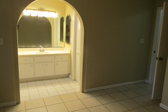 Building Photo - 10789 N Military Trl