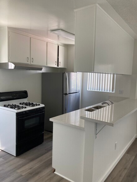 Kitchen - 964 S Ardmore Ave