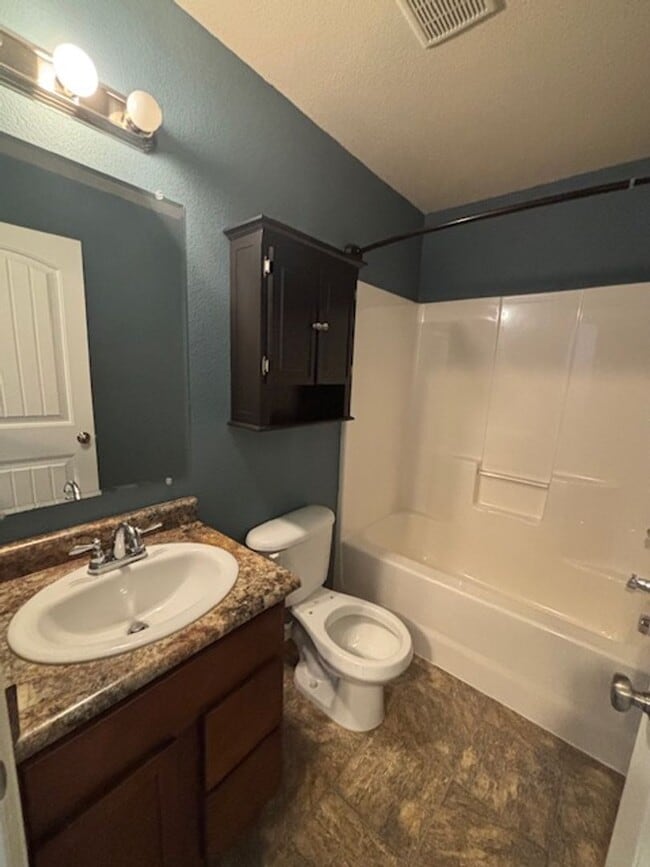 Building Photo - 4 Bedroom 3.5 Bath Townhome in Saddle Ridg...