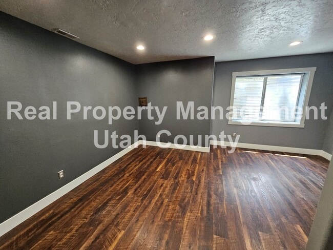 Building Photo - Townhome in Orem 3 bedroom 3.5 bathrooms