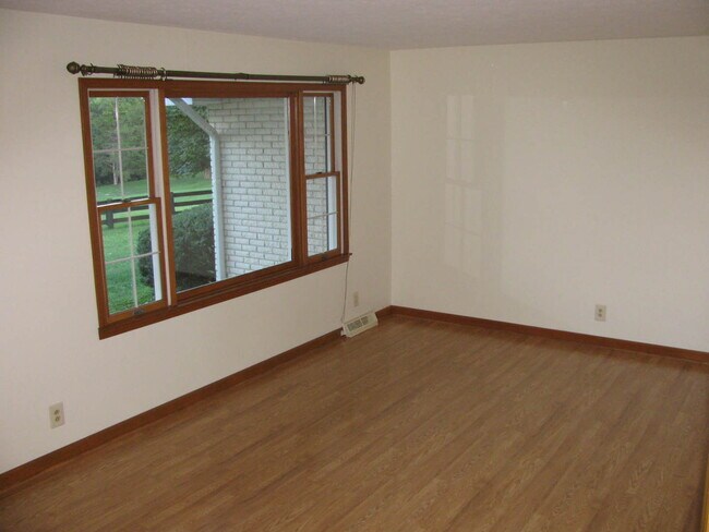 Building Photo - Private Farm House, Lots of Space, Country...