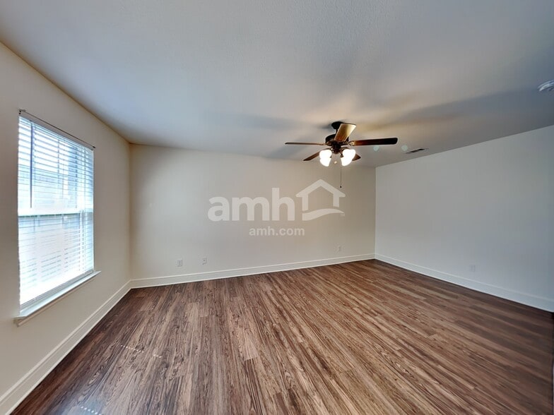 Building Photo - 1938 Cross Oaks Dr